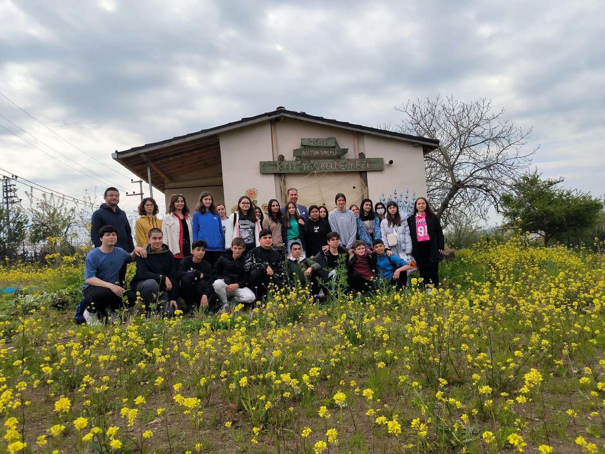 İlçe Milli Eğitim Müdürümüz Sayın Zekeriya Artar,Büyük Sinekli Köy Yaşam Merkezi’ne ziyarete gelen 80 Yıl Cumhuriyet Ortaokulu öğrencilerine eşlik etti. <a href="/memleventyazici/">Levent Yazıcı</a> <a href="/ArtarZeki/">Zekeriya Artar</a>