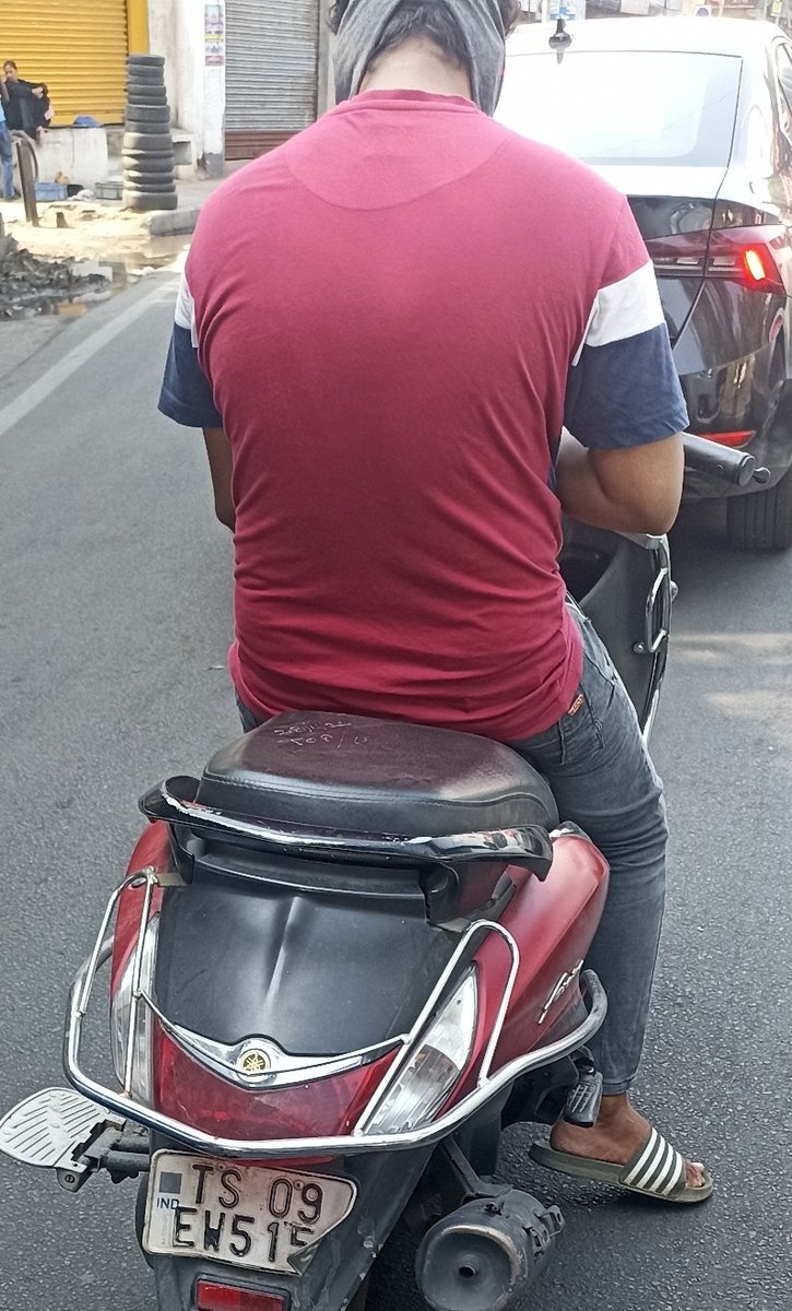 shaikmshak's tweet photo. @AddlCPTrfHyd 
Sir, please take action on this guy, rash and negligent driving yesterday on 24/04/2023 at 03:29 PM from Ranigunj to Paradise via James street, improper number plate which seems to be folded to escape from traffic cameras, jumping signals and blind lane switching. https://t.co/uEht8K165X