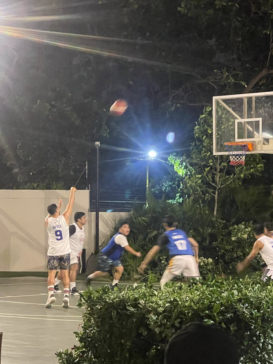 brycethenice's tweet photo. Late post. Backyard basketball games.
Oldies (my team) Vs the youngsters.
We won. #OldReliables #VeteranMove #Flanax https://t.co/uigbwdFg6u