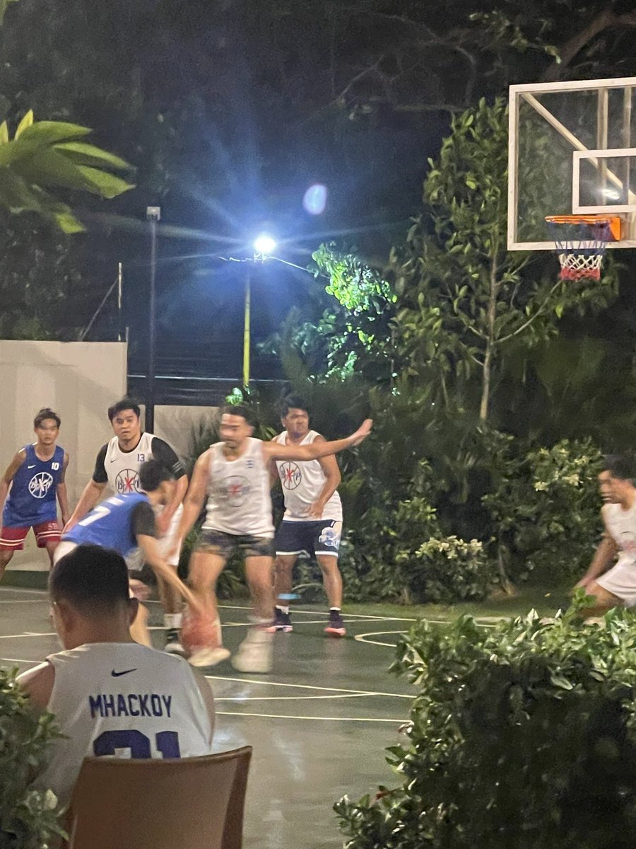 brycethenice's tweet photo. Late post. Backyard basketball games.
Oldies (my team) Vs the youngsters.
We won. #OldReliables #VeteranMove #Flanax https://t.co/uigbwdFg6u