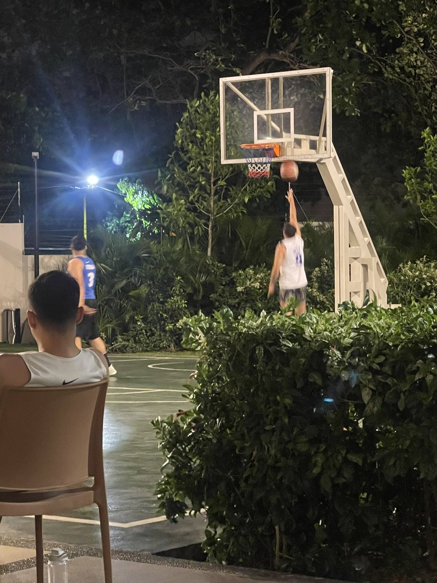 brycethenice's tweet photo. Late post. Backyard basketball games.
Oldies (my team) Vs the youngsters.
We won. #OldReliables #VeteranMove #Flanax https://t.co/uigbwdFg6u