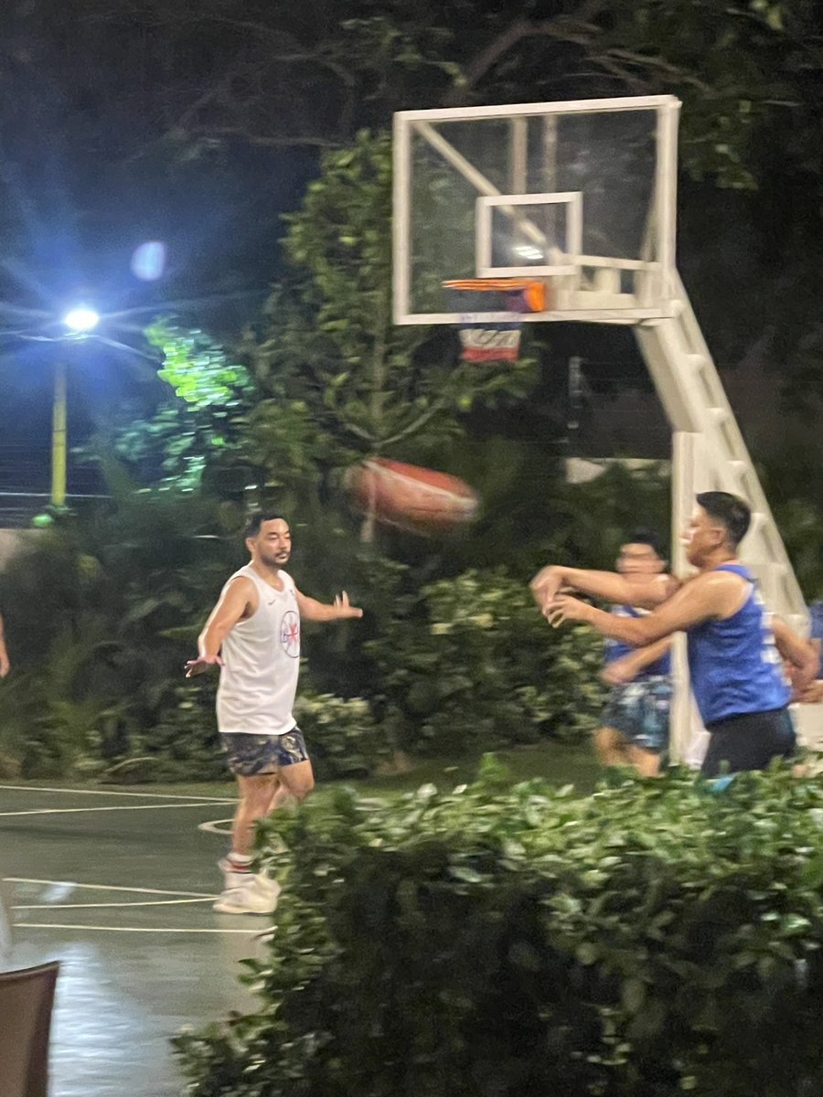 brycethenice's tweet photo. Late post. Backyard basketball games.
Oldies (my team) Vs the youngsters.
We won. #OldReliables #VeteranMove #Flanax https://t.co/uigbwdFg6u