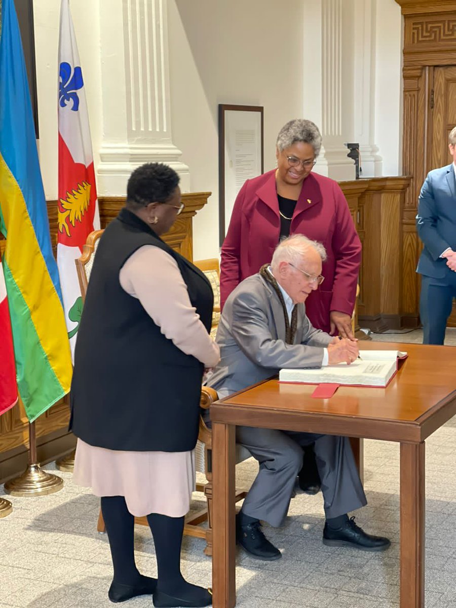 MasharikiFest's tweet photo. 1/ On the sidelines of 39th International Festival Vues d’Afrique, a partnership agreement (Livre d’or)was signed between @MasharikiFest &amp; @vuesdafrique at Montreal City Hall in presence of the Executive Committee President of Montreal &amp; the High Commissioner of @RwandainCanada https://t.co/9jQuBqECSn