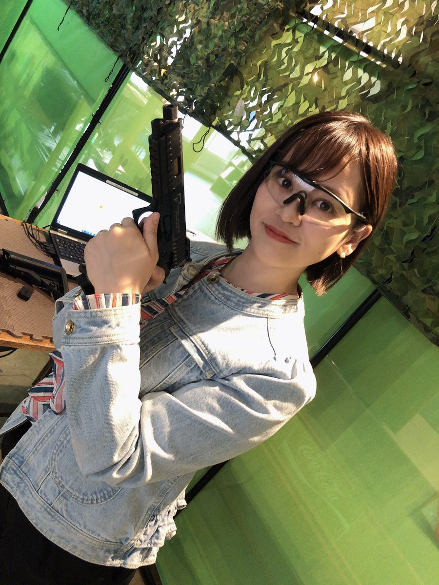 satoKaorioka's tweet photo. あおもりNOW中継で青森市のシューティングバーをご紹介しました。
エアガンに触ったこともない私でしたが、機関銃は弾数のお陰で的に当たる当たる！！楽しかったー！！！
これならゾンビも倒せるとお墨付きをいただきました😊G.AREAの皆さんありがとうございました✨️
#カイカン #wacchi  #わっち https://t.co/gTGLczjvzG