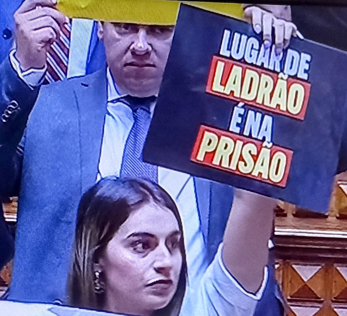 Cartaz da chegana dedicado a algum conhecido, familiar ?
A lembrar os 500. 000 euros afanados duma IPPS?