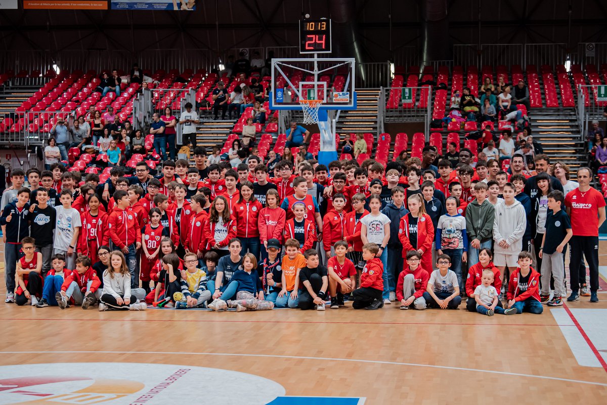 UCC_AssigecoPC's tweet photo. ๐ธ Lo scatto di tutto il settore giovanile ABA, venuto a sostenere i ragazzi nell'ultima partita di domenica ๐คโค๏ธ๐
#AssigecoBasketAcademy #almASSImo https://t.co/1QRLJM4oUu