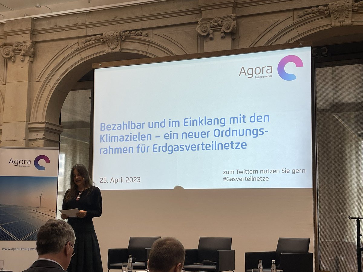 Laut Agora werden 90% der #Gasverteilnetze bis 2045 stillgelegt. Trotzdem werden gerade weiter neue Netzgebiete erschlossen, Gasinfrastruktur ausgebaut und Überkapazitäten durch #LNG Ausbau geschaffen. Finde den Fehler 😳