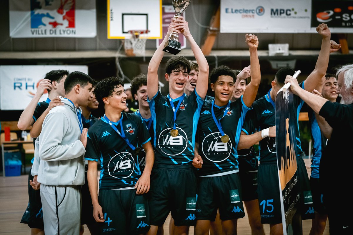 VaulxBC's tweet photo. 𝐔𝐍 𝐓𝐑𝐈𝐏𝐋𝐄 𝐇𝐈𝐒𝐓𝐎𝐑𝐈𝐐𝐔𝐄 🏆 

3/3 pour nos équipes U15M / U17M / Seniors 3 qui ramènent la coupe à la maison 🏆🔥🔵 https://t.co/CCJBbwaF4l