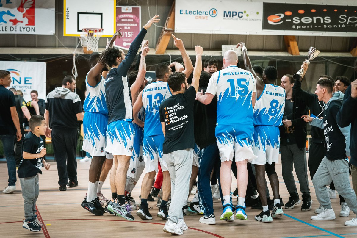 VaulxBC's tweet photo. 𝐔𝐍 𝐓𝐑𝐈𝐏𝐋𝐄 𝐇𝐈𝐒𝐓𝐎𝐑𝐈𝐐𝐔𝐄 🏆 

3/3 pour nos équipes U15M / U17M / Seniors 3 qui ramènent la coupe à la maison 🏆🔥🔵 https://t.co/CCJBbwaF4l
