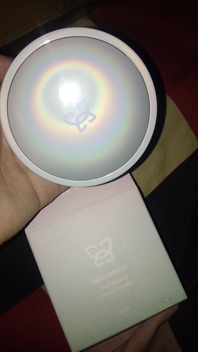 gardenfairyyy's tweet photo. @ohmybeautybank Mop!! pricey tp worth it bgt, ky pake filter paris ama nge tone up dikit (dia nyesuain skin tone kalian) serbuknya alus bgt 😭🙏🏻 kalo dibandingin ama loose powder make overku ini pricey sekali tp gpp lah ya, cowokku muji mulu pas pertama pake bedak ini 😇😇 https://t.co/GPeFGe28X1