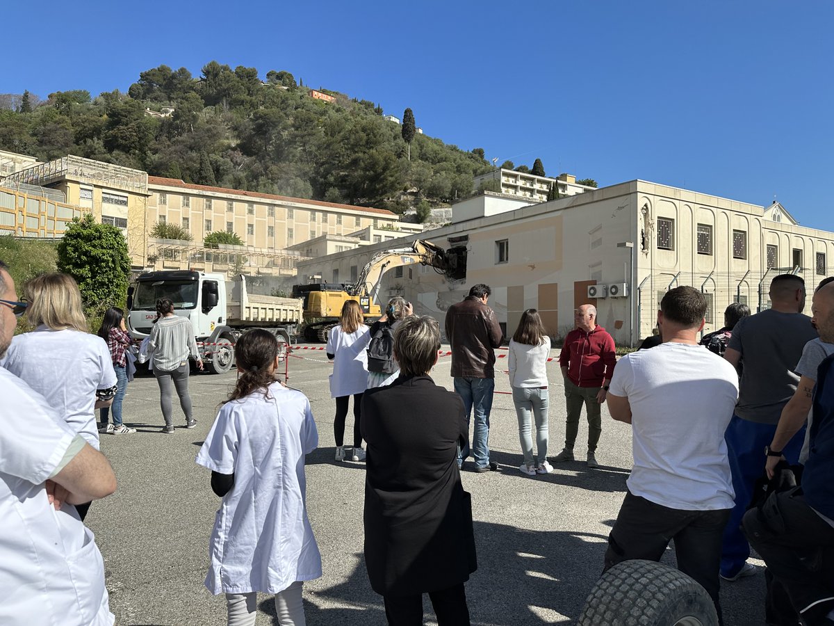 [ACTU CHANTIER]
La reconstruction du Centre Hospitalier Sainte-Marie #Nice se poursuit ! Aujourd’hui démolition dans le cadre de la phase 1 : le bâtiment 13.
Les 3 unités abritées dans ce bâtiment, ont été déménagées au sein d’unités dites « relais ».
<a href="/AHSMtweets/">Association Hospitalière Sainte-Marie</a> <a href="/VilledeNice/">Ville de Nice</a>
