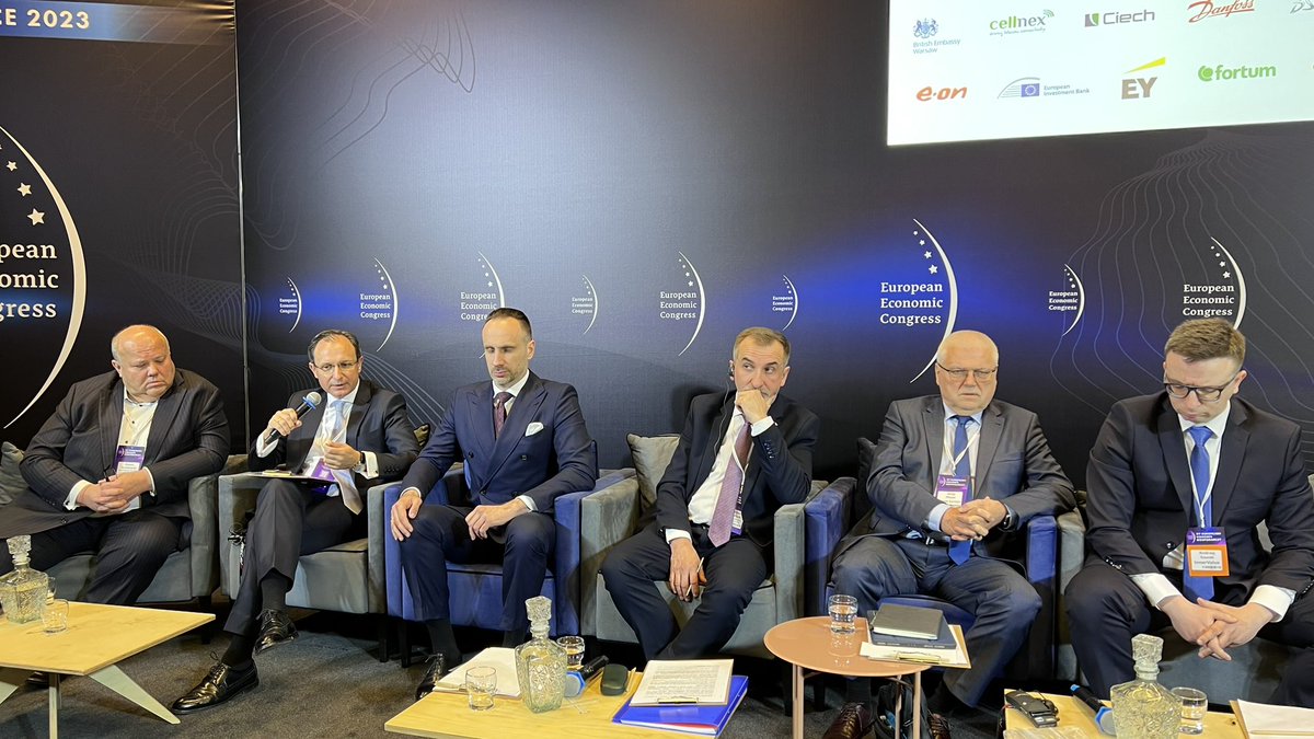 GrupaSuperDrob's tweet photo. Piotr Her, CEO #SuperDrob CFO #CPFPOLAND w debacie na temat „Bezpieczeństwo Żywnościowe”, podczas #EEC2023 „SuperDrob kupuje zboże od polskich rolników”. 

#Katowice #multifood https://t.co/ktf244n64K