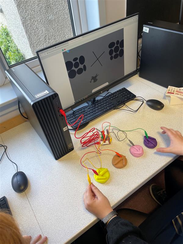 MrReid67's tweet photo. Creating controllers from play-doh in @pgs_computing with #Almond 1st years.  Loving the level of engagement from the class #ambition @PerthGrammar https://t.co/K1uweifZC9