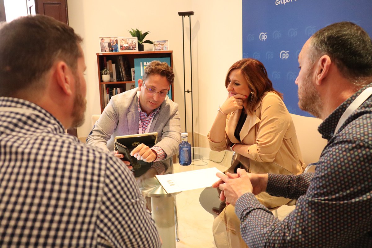 mjosecatala's tweet photo. El @SPPLBVALENCIA nos presenta la APP para conectar la Policía de Barrio con comerciantes y vecinos, desarrollada por un experimentado policía local.

Implantaremos este sistema desde el Gobierno municipal y todas las herramientas necesarias para mejorar la #seguridad en Valencia https://t.co/pqPtQbtFyT