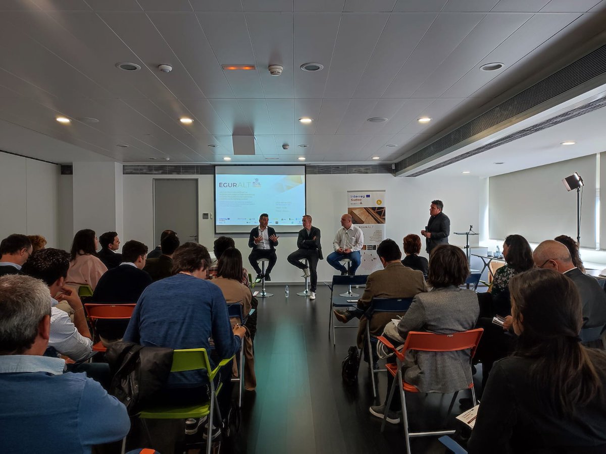 Antes de iniciar la 3ª parte del taller, los ponentes de la 2ª sesión se reúnen en una mesa redonda para intercambiar ideas y discutir las buenas prácticas de construcción en madera en altura.

@Sudoe5