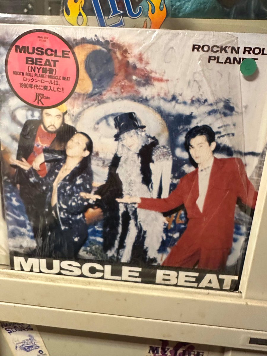 musclebeat1218's tweet photo. ヤフオクで入手したマッスルの2ndアナログ版、中身が1stでした！

もとの持ち主が２つとも聴いてくれてたと思うと嬉しいですね〜。

この世界のどこかに、この片割れが存在していることに浪漫を感じます。(スタッフ)

#マッスルビート
#musclebeat
#rocknrollplanet
#MUSCLE_BEAT
#レコードの中身違う https://t.co/nzg8Sgg4Nd