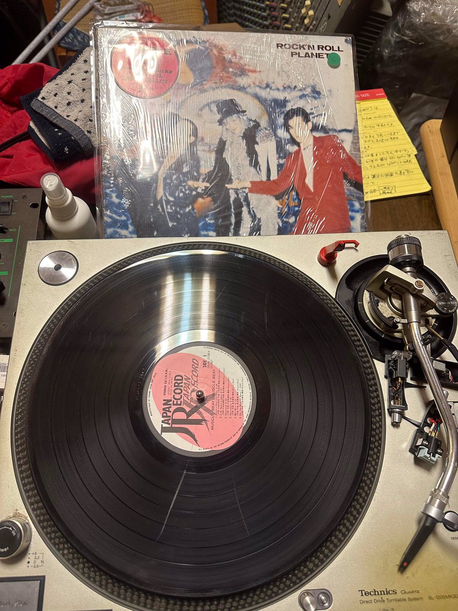 musclebeat1218's tweet photo. ヤフオクで入手したマッスルの2ndアナログ版、中身が1stでした！

もとの持ち主が２つとも聴いてくれてたと思うと嬉しいですね〜。

この世界のどこかに、この片割れが存在していることに浪漫を感じます。(スタッフ)

#マッスルビート
#musclebeat
#rocknrollplanet
#MUSCLE_BEAT
#レコードの中身違う https://t.co/nzg8Sgg4Nd