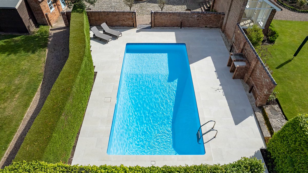 Oh go on then, as it's sunny! 

A beautiful dune cream #porcelain #swimming #pool soaking up the rays, one of many unique #coping and #paving projects we have been involved in! 

Find out more here: stoneworld.co.uk/projects/dune-…