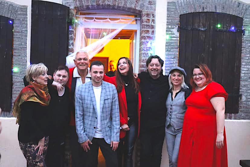 EcoleCross's tweet photo. 🏠 Ce lundi 24 avril, Richard Cross a accueilli de très beaux invités à l’occasion de la 1ère édition de “Chansons à la Maison”. 🏠

👉 Parmi eux : Douchka, Marina VB, Olivia Deschamps, Flavien Hoyeau, Elysabeth Forgo et Zachary Debrun.

Un très beau moment de partage musical. 💜 https://t.co/XETgE9tUt0