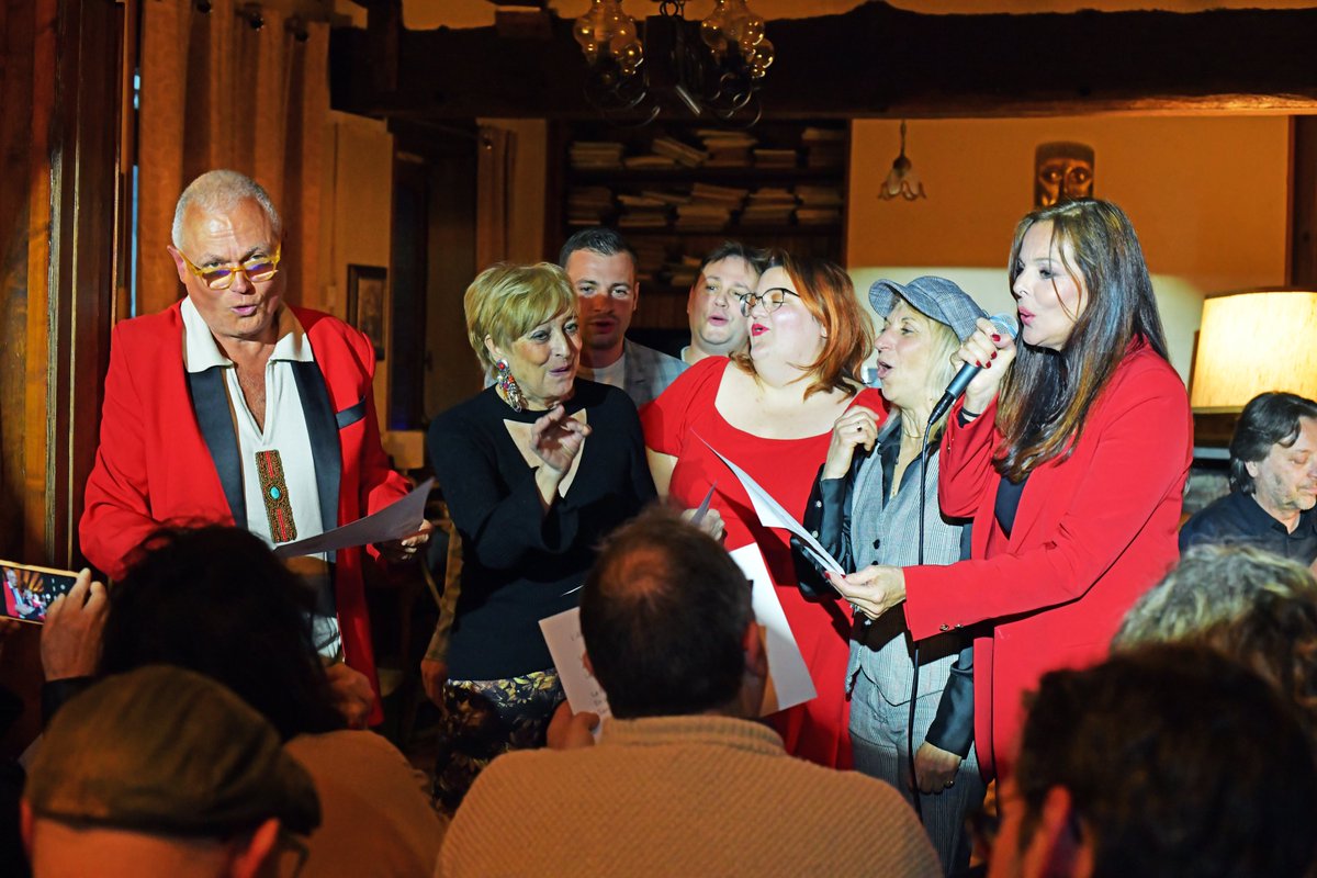 EcoleCross's tweet photo. 🏠 Ce lundi 24 avril, Richard Cross a accueilli de très beaux invités à l’occasion de la 1ère édition de “Chansons à la Maison”. 🏠

👉 Parmi eux : Douchka, Marina VB, Olivia Deschamps, Flavien Hoyeau, Elysabeth Forgo et Zachary Debrun.

Un très beau moment de partage musical. 💜 https://t.co/XETgE9tUt0
