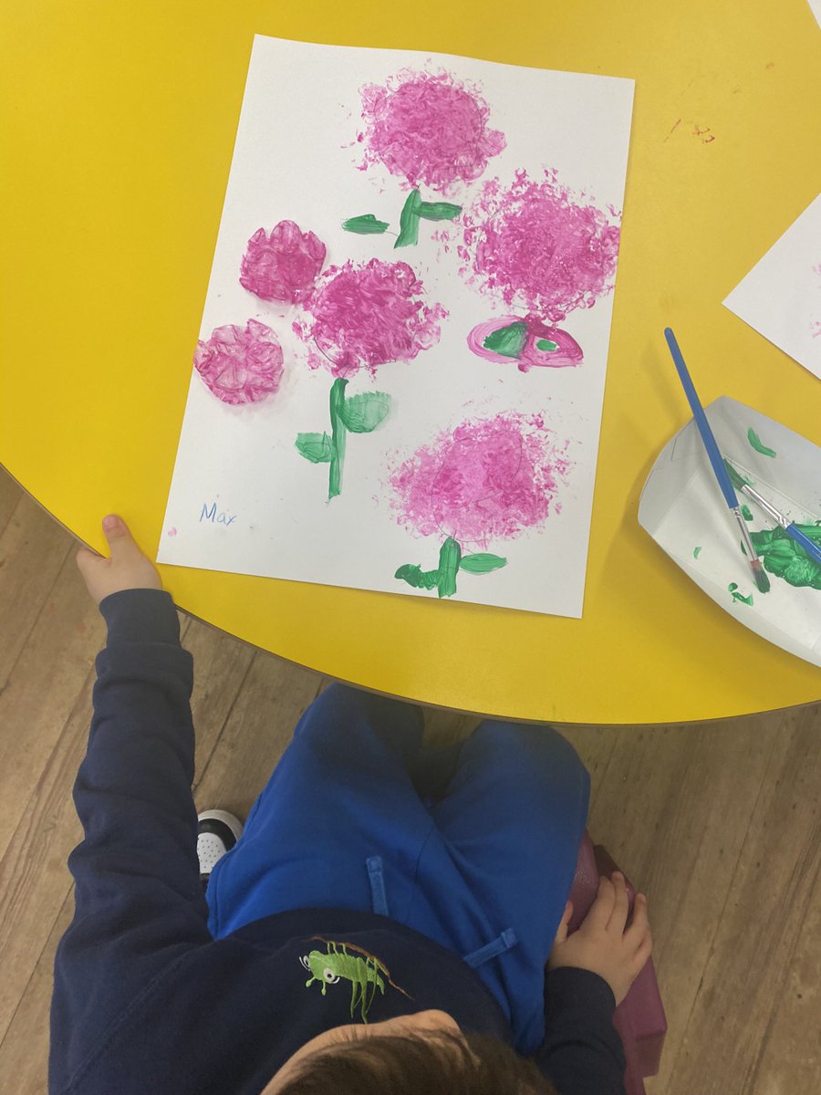 Yesterday I facilitated an art lesson for pupils at Andrew Memorial Nursery school. We had so much fun using bubble wrap to create our beautiful prints of flowers. 
#nurseryschool  #nursery