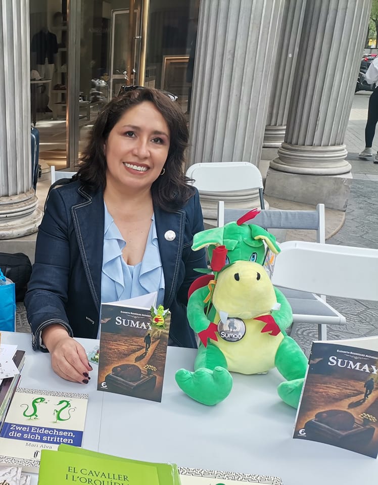ElizabethMQDH's tweet photo. #SanJordi2023
Presentando mi última novela #Sumay.
#Barcelona #HotelMajestic
“En algún lugar de un libro, hay una frase esperándonos para darle sentido a la existencia”.

– Miguel de Cervantes https://t.co/QqUya93Uvb