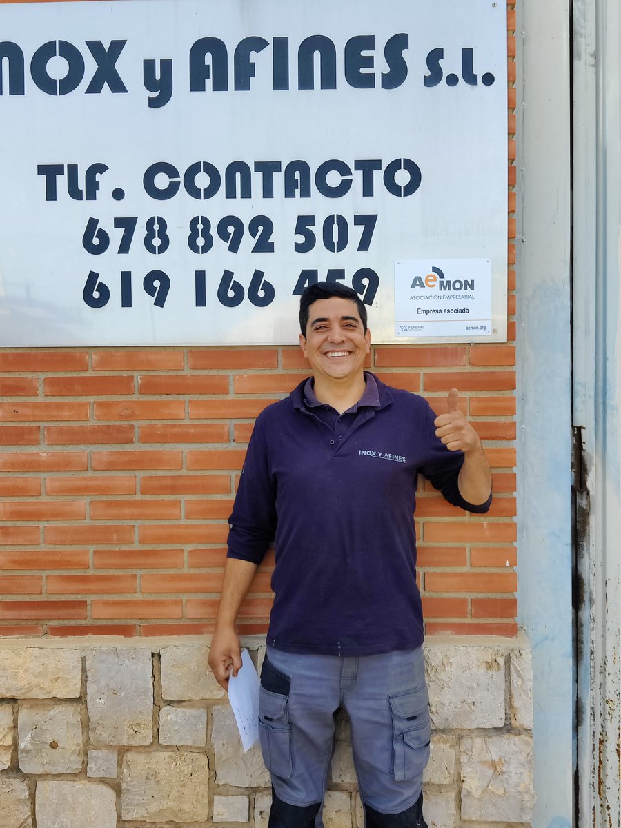 AEMONasociacion's tweet photo. 🔸Seguimos repartiendo nuestras placas de empresa asociada a #AEMON a las nuevas incorporaciones. Hoy, Inox y Afines, en el #parqueempresarial #Moncada1. https://t.co/Mzujh0a2zQ