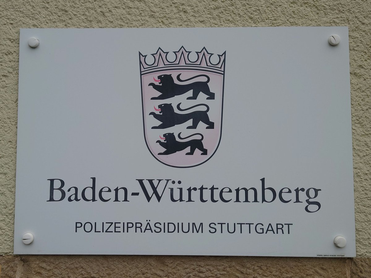 EUHomeAffairs's tweet photo. 🇩🇪 89 #Frühlingsfest began in #BadCannstatt.
#EU Protective Security Advisors and @PP_Stuttgart have jointly evaluated to analyse the #securityEU measures for #Wasen. https://t.co/gOfeOIK65l
