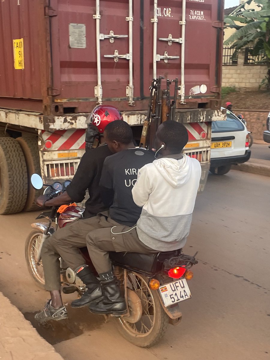 This dint look nice in Kampala yesterday along public service ⁦@Ugandapolice1⁦@AKasingye⁩ ⁦@FredEnanga1⁩⁦@PoliceUg⁩