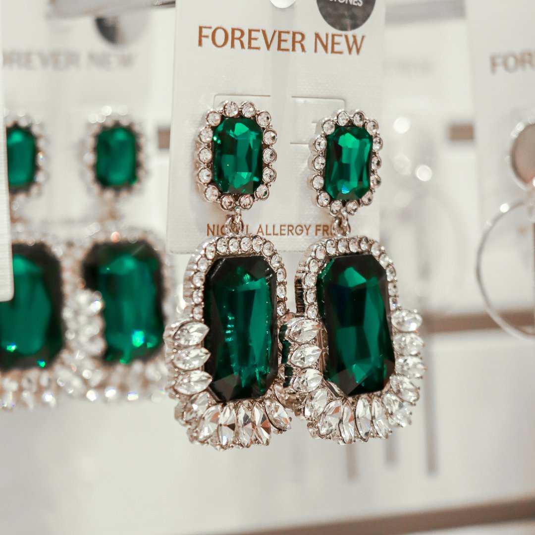 Eastgateshops's tweet photo. Winter-style alert. 😎
Refresh your look with these must-have accessories like gemstone earrings paired with versatile handbags, available in-store at @ForeverNew_SA. 👜💎

#SeeYouAtEastgate #ForeverNew #StyleAlert #SeasonalMustHaves https://t.co/g3vY2wQh7R