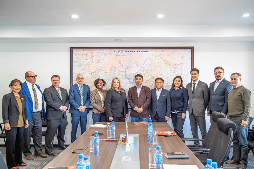 Энэ өдөр “Монголын төмөр зам” ТӨХК АНУ-ын Холбооны төмөр замын төлөөлөгчдийг хүлээн авч уулзлаа. Төлөөлөгчид ирэх өдрүүдэд “Монголын төмөр зам” ТӨХК-ийн Тавантолгой-Зүүнбаян чиглэлийн төмөр замтай танилцана.