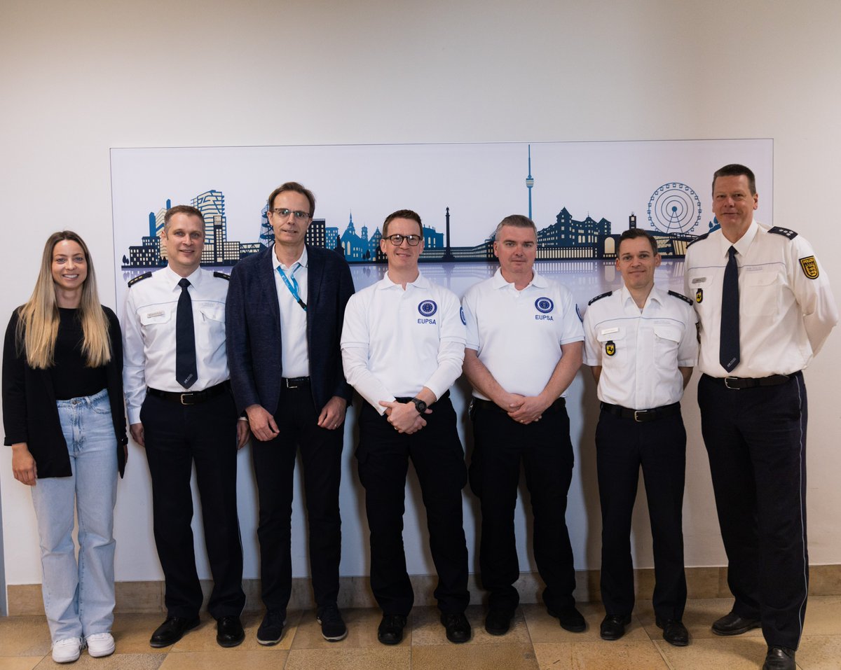 EUHomeAffairs's tweet photo. 🇩🇪 89 #Frühlingsfest began in #BadCannstatt.
#EU Protective Security Advisors and @PP_Stuttgart have jointly evaluated to analyse the #securityEU measures for #Wasen. https://t.co/gOfeOIK65l