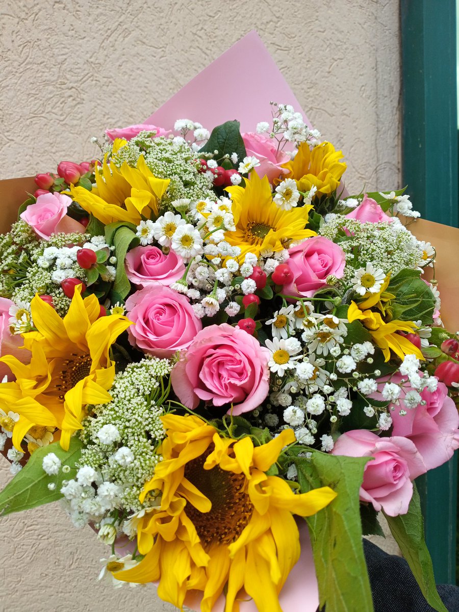 BflowersKE's tweet photo. Hello everyone! We have great offers for you this week🥳🥳buy a sunflower bouquet🌻 at KSH.1250/-
And for those who RESIDE in LAVINGTON bouquet is KSH.1000/-with  FREE delivery offer🎊
Make your orders:
☎️0113669203
☎️0787991550
Visit our website:
https://t.co/t1UFOFVVIc https://t.co/kdKd2f8I0l