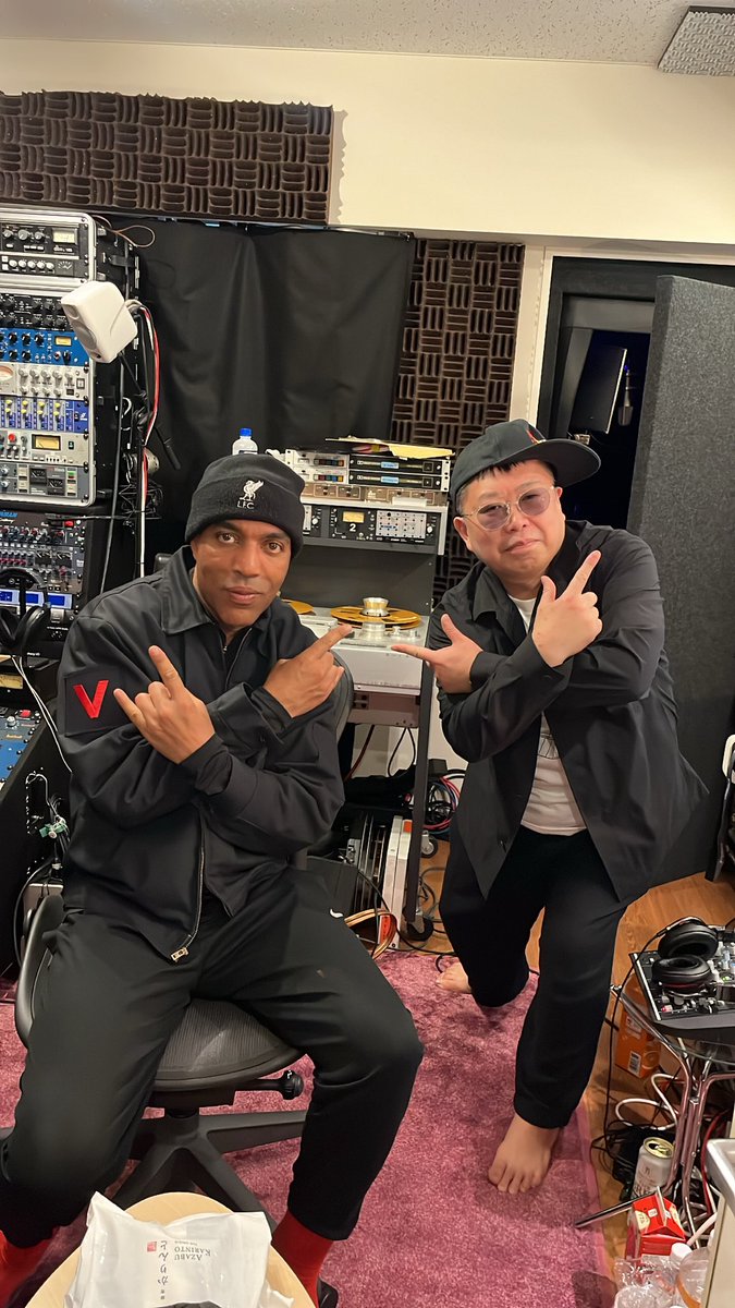 altphonic's tweet photo. Jungle Brothersダイレクト•ダブカッティング完了。
ふー緊張した。
DAWなどに録音しないで直接、レコードにカッティングするので、普通の何倍も気を使います。世界的なパフォーマンスはやっぱり凄い🤩
ダイレクトなのでラップが超生々しく、痺れました。
動画は後ほど
#babybam #junglebrothers https://t.co/XeA0PX3F97