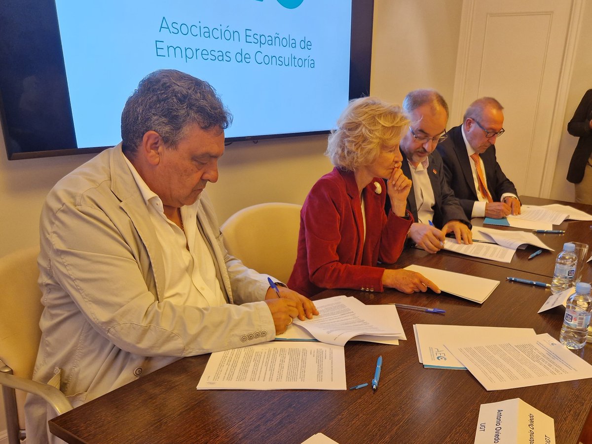 FeSMC_UGT's tweet photo. Hoy han firmado el convenio del sector de la consultoría la AEC, ANIMES, UGT y CCOO. "Un buen convenio, con mejoras salariales, cuyo acuerdo se ha demorado en exceso" [Antonio Oviedo, Secretario General de @FeSMC_UGT]. https://t.co/7S5VuNxnvd