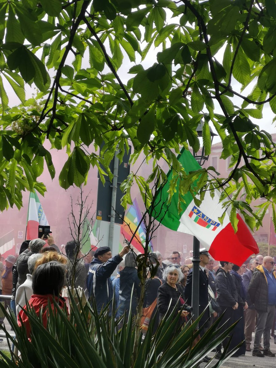 Per scelta.
Esserci sempre, a maggior ragione oggi, dove l’assenza di memoria dilaga indisturbata fra negazionisti e revisionisti.
Non passerete, non passerete mai. Ora e sempre #Resistenza. #25aprilesempre