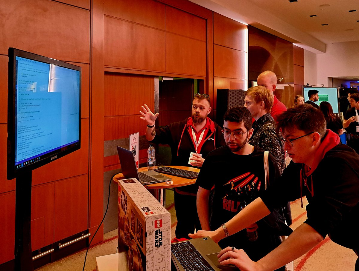 _jemmahunter's tweet photo. Dave and Huxley in action at the @redgate booth, demoing Redgate Clone at @devops_con
#devopscon #devopsconlondon #redgate #redgateclone https://t.co/5yliUl8amq