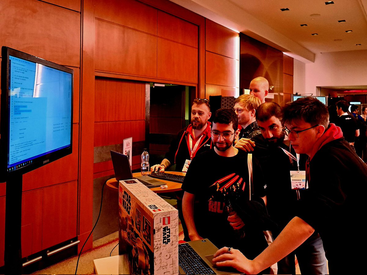 _jemmahunter's tweet photo. Dave and Huxley in action at the @redgate booth, demoing Redgate Clone at @devops_con
#devopscon #devopsconlondon #redgate #redgateclone https://t.co/5yliUl8amq
