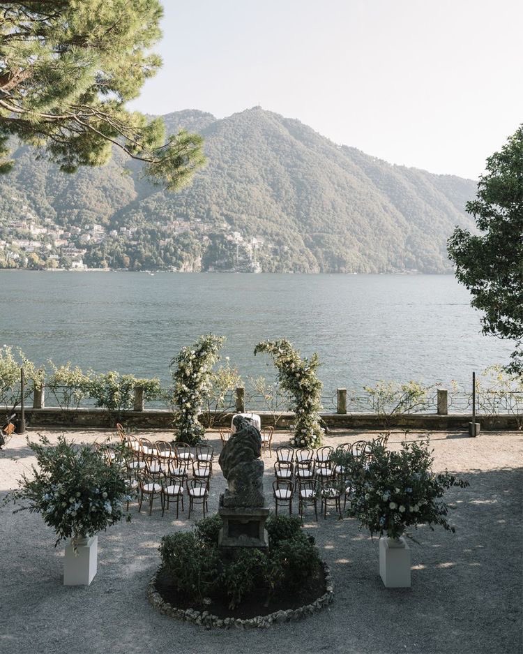 Joeyangeltwins's tweet photo. Salve, volevo informarvi che alle 18:30/19:00 ci sarà il matrimonio tra me e la mia piccola kiki, il tema sarà sia blu per le donne che per gli uomini, e la cerimonia si terrà nella baita di famiglia sul lago. Siete tutti invitati.
L’hashtag è #marriageofkikiandjo.💙🤍 https://t.co/VEv1G8fRe2