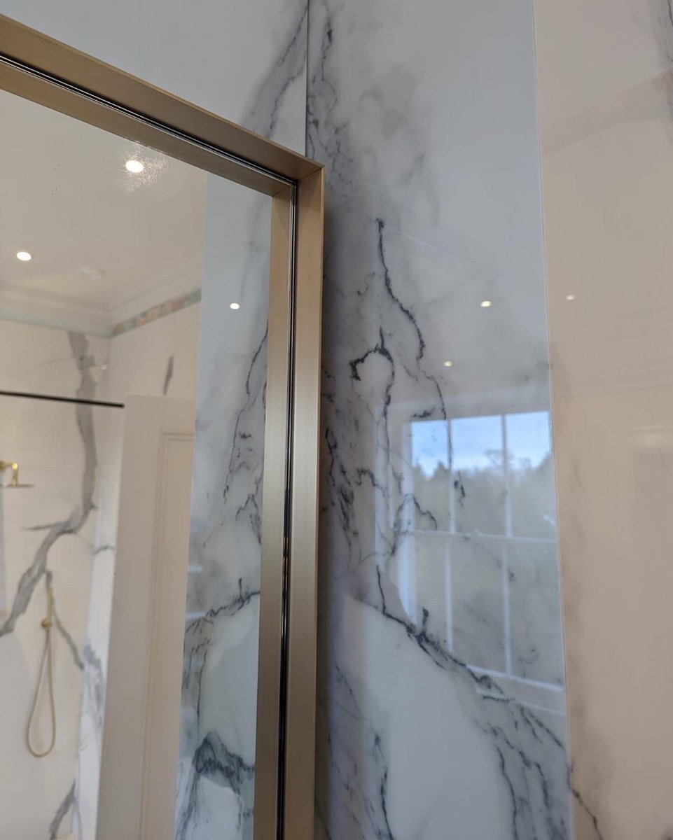 ghinteriorglass's tweet photo. Bespoke mirror with brushed brass frame! ✨

#interior #interiordesign #interiorstyling #bathroom #bathroomdesign https://t.co/RHSCUGLcLH