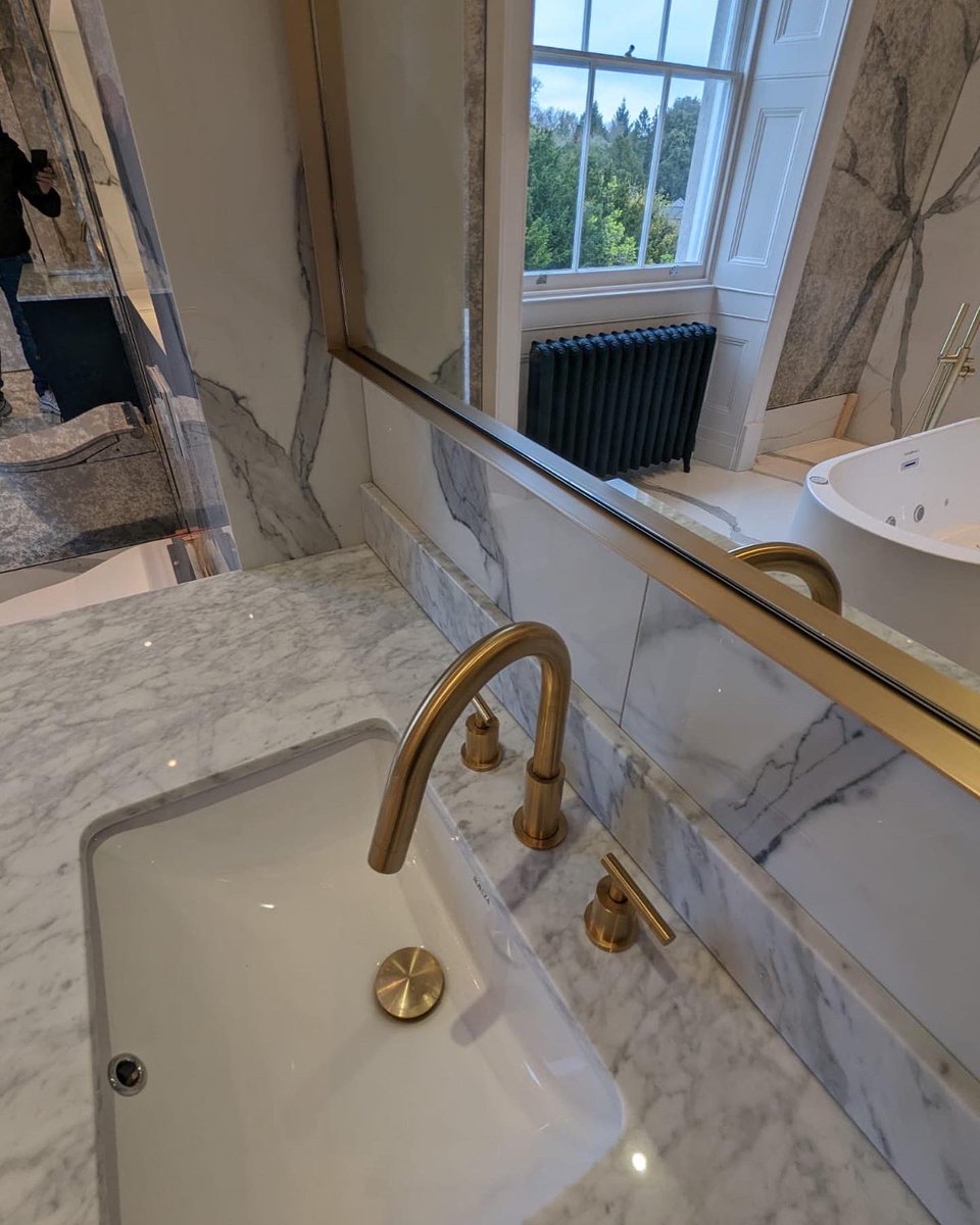 ghinteriorglass's tweet photo. Bespoke mirror with brushed brass frame! ✨

#interior #interiordesign #interiorstyling #bathroom #bathroomdesign https://t.co/RHSCUGLcLH