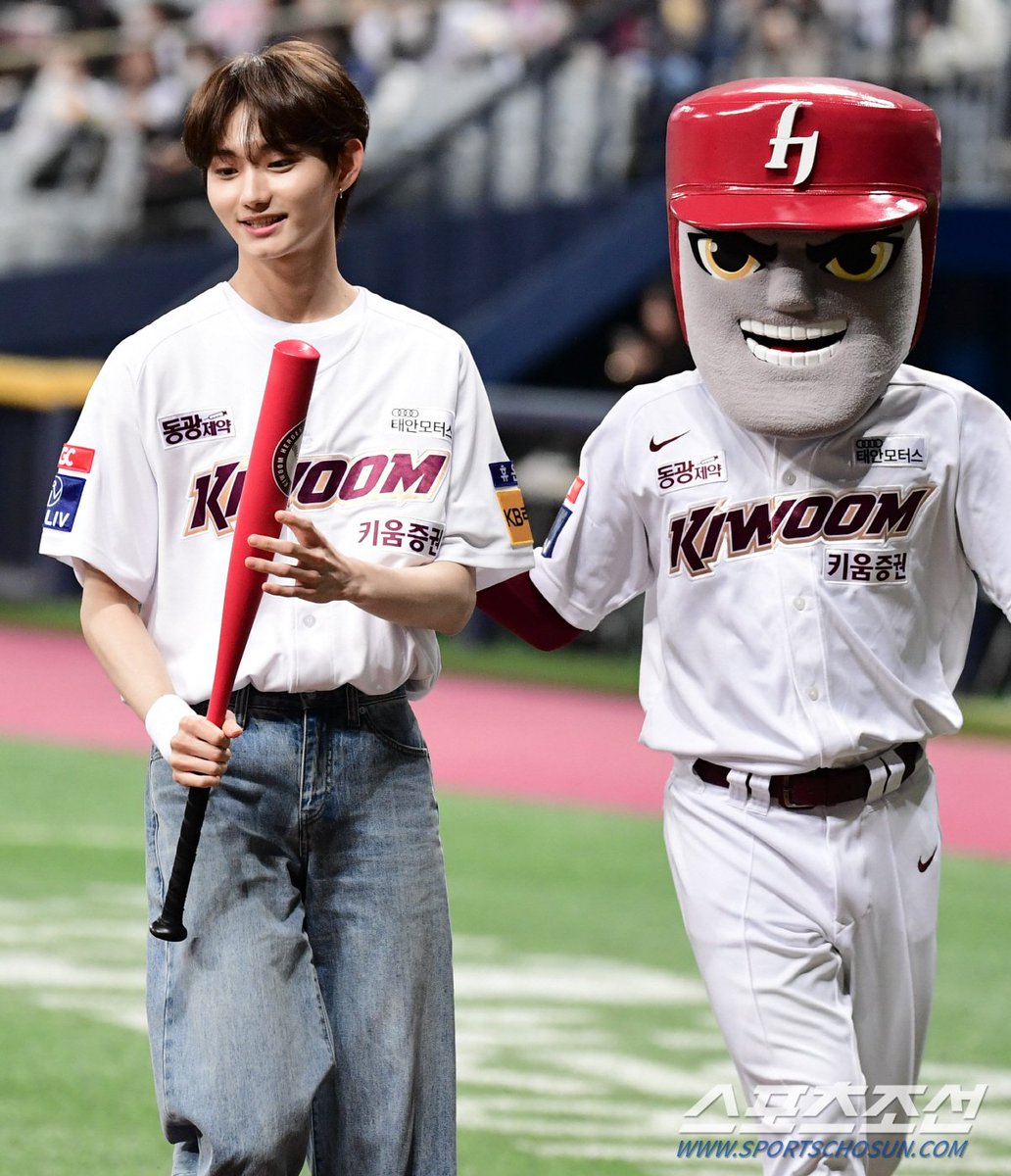 ATBO today at the at KBO League that was held at Gocheok Sky Dome. 
#ATBO #에이티비오
<a href="/ATBO_members/">ATBO</a> <a href="/ATBO_ground/">ATBO</a>