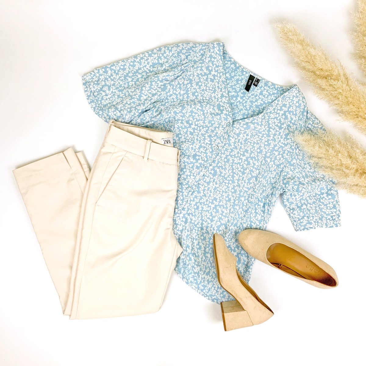 ¡Feliz martes!✨ Os dejamos un outfit en tonos suaves con un toque floral, ¡un estilo muy femenino!❤ Prendas como estas y mucho más, con descuentos increíbles en 👉 micolet.com ♻#segundamano