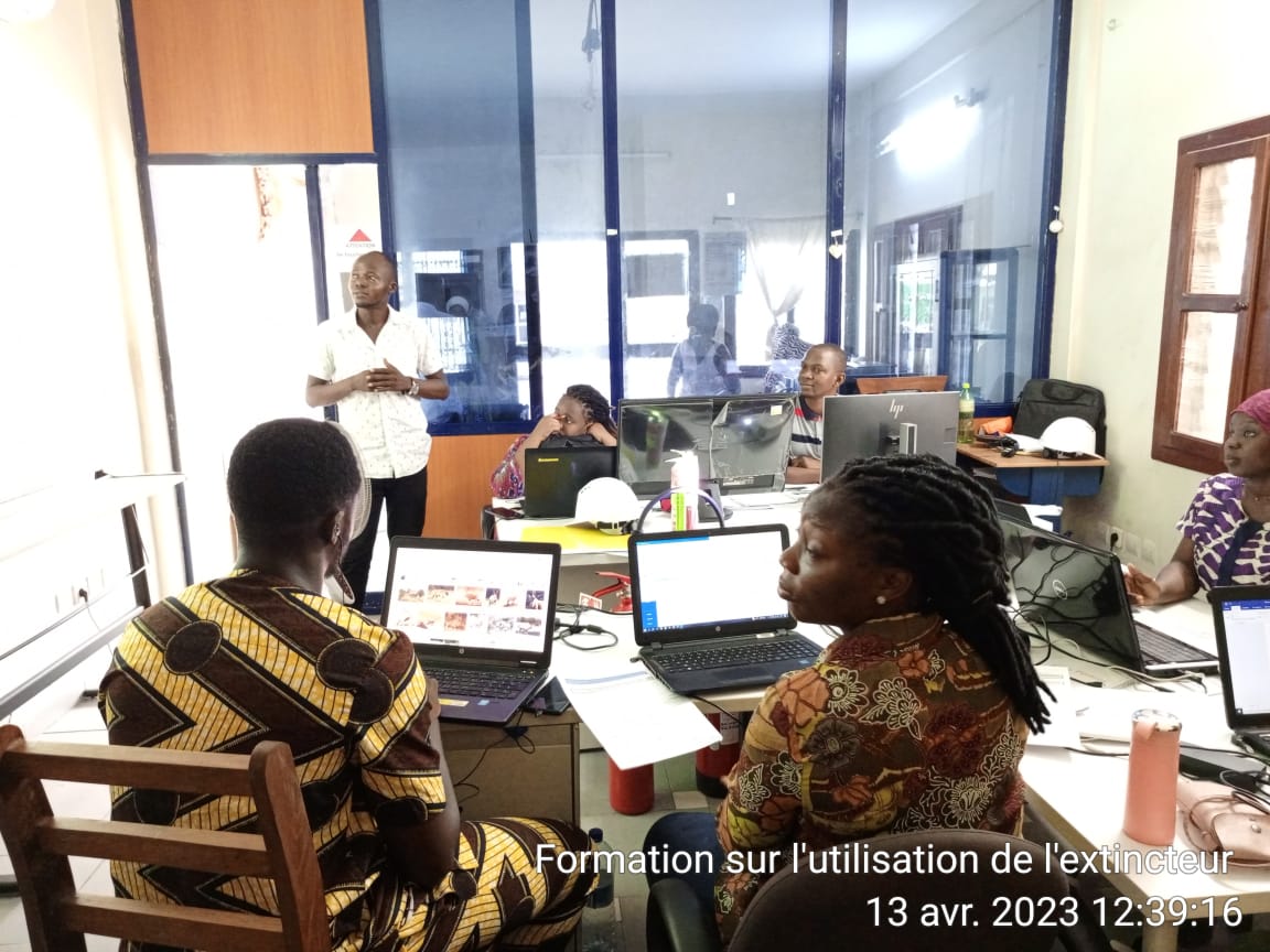 BANCAENGINEERI's tweet photo. BANCA a organisé une formation à son siège afin de prévenir d'éventuels accidents le 13 avril 2023.

#HSE2023  #bancaintesa  #learning https://t.co/qf0haNejzh