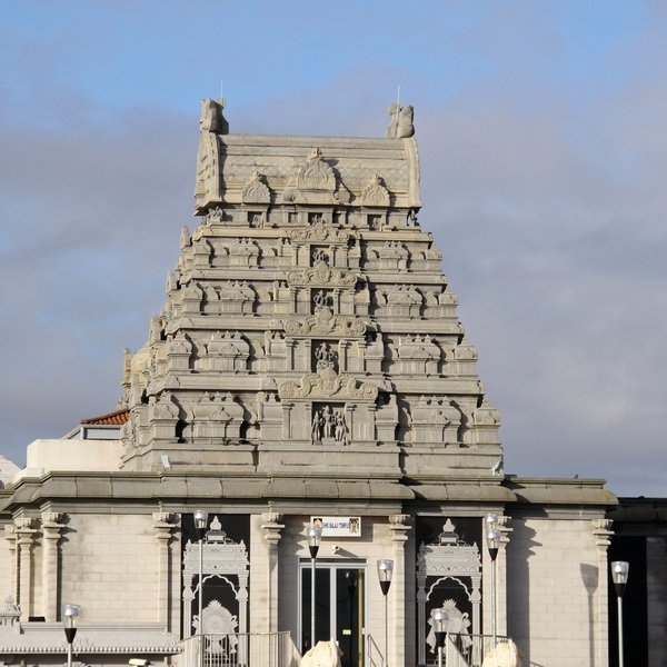 A temple devoted to the Hindu god Vishnu, any guesses where this Balaji Temple is? We'll give you a clue, it's somewhere in the UK.

Take a guess in the comments or follow the link to find out the answer: citydays.com/articles/balaj…

#BalajiTemple #PicOfTheDay #MysteryPhoto
