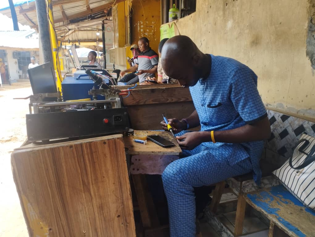 TheICIR's tweet photo. GSM village: Inside Abuja’s thriving gadgets hub
#AbujaTwitterCommunity #Smartphone #Gadjets #FCT
*|https://t.co/qJefwI7uIh|* https://t.co/FebACIzn2m