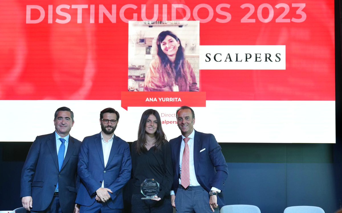 ForoRRHH's tweet photo. 🏆#5PREMIADO
👤 Ana Yurrita, HR director de Scalpers
(Recoge Cristina Álvarez de Mon, Coordinadora de Fundación Scalpers )
🎙“Agradezco entornos como este, porque cuando sales fuera y ves a personas vulnerables le das mucho valor a los lugares de diálogo”.
#20FORORRHH https://t.co/jdjOMuiLbV