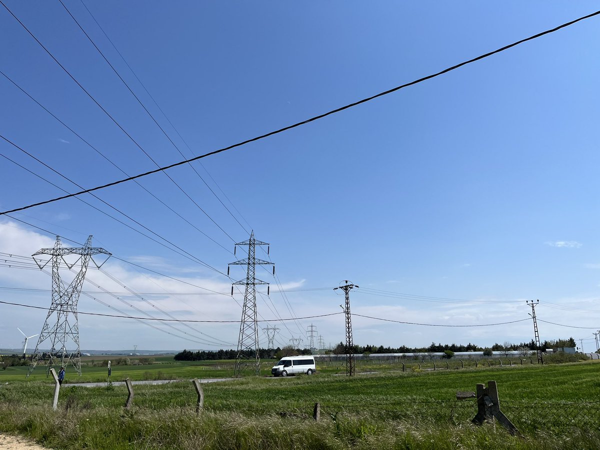 Şu anda, seni tam 1 senedir hukuksuzca tuttukları Silivri Cezaevi önündeyim <a href="/tayfun_kahraman/">Dr. Tayfun Kahraman</a>. Memleket bahara erince, gökyüzününün engin maviliğine, ben dışarının, sen tel örgülerin tutsaklığından değil, el ele ve özgürce bakıp tekrar hayaller kuracağız! #SanaSöz