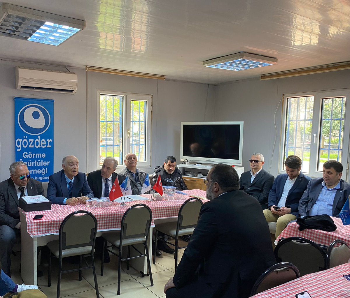 myeneroglu's tweet photo. Günün ikinci programında Bakırköy merkezli Görme Özürlüler Derneği ile bir araya geldik.

Görme engelli vatandaşlarımızın sosyal hayatta karşılaştıkları zorlukları, siyasi temsillerinin artırılmasını ve engelli vatandaşlarımıza yönelik politika önerilerimizi konuştuk. 

Nazik misafirperverlikleri ve değerli paylaşımları için @Goz_Der Başkan Yardımcısı Oğuz Taşdemir Bey ve değerli dernek üyelerine teşekkür ederim.