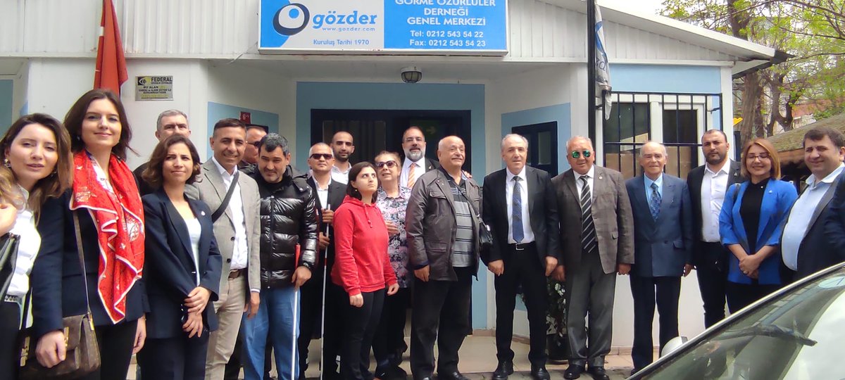myeneroglu's tweet photo. Günün ikinci programında Bakırköy merkezli Görme Özürlüler Derneği ile bir araya geldik.

Görme engelli vatandaşlarımızın sosyal hayatta karşılaştıkları zorlukları, siyasi temsillerinin artırılmasını ve engelli vatandaşlarımıza yönelik politika önerilerimizi konuştuk. 

Nazik misafirperverlikleri ve değerli paylaşımları için @Goz_Der Başkan Yardımcısı Oğuz Taşdemir Bey ve değerli dernek üyelerine teşekkür ederim.